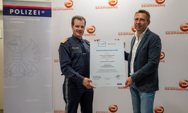 Landespolizeidirektor Gerald Ortner und Eigentümer Martin Klein präsentieren die Sicherheitspartnerschaft © LPD Stmk/F. Huber