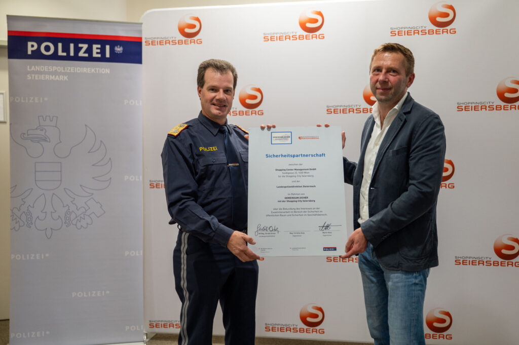 Landespolizeidirektor Gerald Ortner und Eigentümer Martin Klein präsentieren die Sicherheitspartnerschaft © LPD Stmk/F. Huber