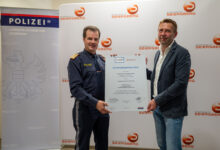 Landespolizeidirektor Gerald Ortner und Eigentümer Martin Klein präsentieren die Sicherheitspartnerschaft © LPD Stmk/F. Huber