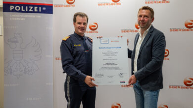 Landespolizeidirektor Gerald Ortner und Eigentümer Martin Klein präsentieren die Sicherheitspartnerschaft © LPD Stmk/F. Huber