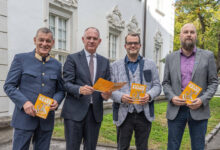 Landespolizeidirektor Helmut Tomac, Innenminister Gerhard Karner, Schuldirektor Michael Griesser und Präventionsbeamter Mario Hechenblaickner mit der Präventionsbroschüre „SOCIAL MEDIA KRAKE“ bei der Ferrarischule in Innsbruck © LPD Tirol