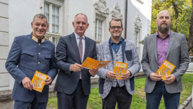 Landespolizeidirektor Helmut Tomac, Innenminister Gerhard Karner, Schuldirektor Michael Griesser und Präventionsbeamter Mario Hechenblaickner mit der Präventionsbroschüre „SOCIAL MEDIA KRAKE“ bei der Ferrarischule in Innsbruck © LPD Tirol