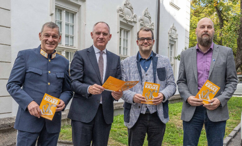 Landespolizeidirektor Helmut Tomac, Innenminister Gerhard Karner, Schuldirektor Michael Griesser und Präventionsbeamter Mario Hechenblaickner mit der Präventionsbroschüre „SOCIAL MEDIA KRAKE“ bei der Ferrarischule in Innsbruck © LPD Tirol