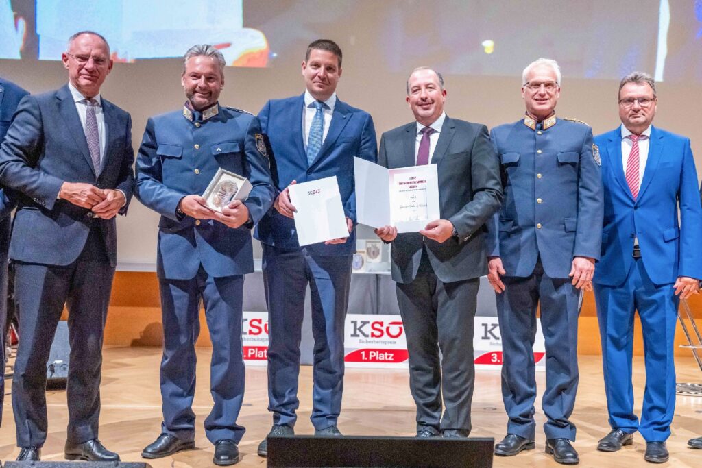 Innenminister Gerhard Karner, Kontrollinspektor Günther Kazianka, Thomas Pürstinger, Peter Kaderbek, Generalmajor Arthur Lamprecht und KSÖ-Vizepräsident Karl Schlögl © LPD Tirol/Bernhard Gruber