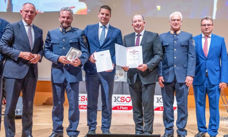 Innenminister Gerhard Karner, Kontrollinspektor Günther Kazianka, Thomas Pürstinger, Peter Kaderbek, Generalmajor Arthur Lamprecht und KSÖ-Vizepräsident Karl Schlögl © LPD Tirol/Bernhard Gruber
