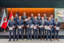 Die neun geehrten Polizeibeamten erhielten aus den Händen von HBMI Karner und LPD Tomac ihre Bundesauszeichnungen. vovl.: ChefInsp Stefan Margreiter, ChefInsp Martin Mayr, ChefInsp Michael Zagrajsek, ChefInsp Josef Feyersinger, GrInsp i.R. Bernhard Pichler, ChefInsp Jakob Ebner, GrInsp Anton Engl, hivl.: GenMjr Johannes Strobl BA, ChefInsp Christian Lerchster, Mag. Helmut Tomac, Mag. Gerhard Karner, ChefInsp i.R. Otmar Wechner und Mag. Johannes Freiseisen