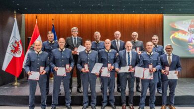 Die neun geehrten Polizeibeamten erhielten aus den Händen von HBMI Karner und LPD Tomac ihre Bundesauszeichnungen. vovl.: ChefInsp Stefan Margreiter, ChefInsp Martin Mayr, ChefInsp Michael Zagrajsek, ChefInsp Josef Feyersinger, GrInsp i.R. Bernhard Pichler, ChefInsp Jakob Ebner, GrInsp Anton Engl, hivl.: GenMjr Johannes Strobl BA, ChefInsp Christian Lerchster, Mag. Helmut Tomac, Mag. Gerhard Karner, ChefInsp i.R. Otmar Wechner und Mag. Johannes Freiseisen