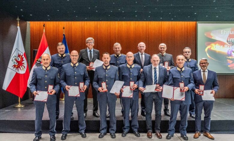 Die neun geehrten Polizeibeamten erhielten aus den Händen von HBMI Karner und LPD Tomac ihre Bundesauszeichnungen. vovl.: ChefInsp Stefan Margreiter, ChefInsp Martin Mayr, ChefInsp Michael Zagrajsek, ChefInsp Josef Feyersinger, GrInsp i.R. Bernhard Pichler, ChefInsp Jakob Ebner, GrInsp Anton Engl, hivl.: GenMjr Johannes Strobl BA, ChefInsp Christian Lerchster, Mag. Helmut Tomac, Mag. Gerhard Karner, ChefInsp i.R. Otmar Wechner und Mag. Johannes Freiseisen