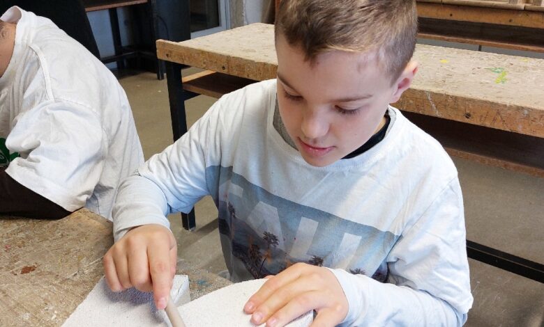 ASO Sillian: Luis beim konzentrierten Arbeiten mit Ytong