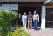 Vizebürgermeisterin Irmgard Hartlieb, Marcel Schwarz und Bürgermeister DI Leopold Astner.