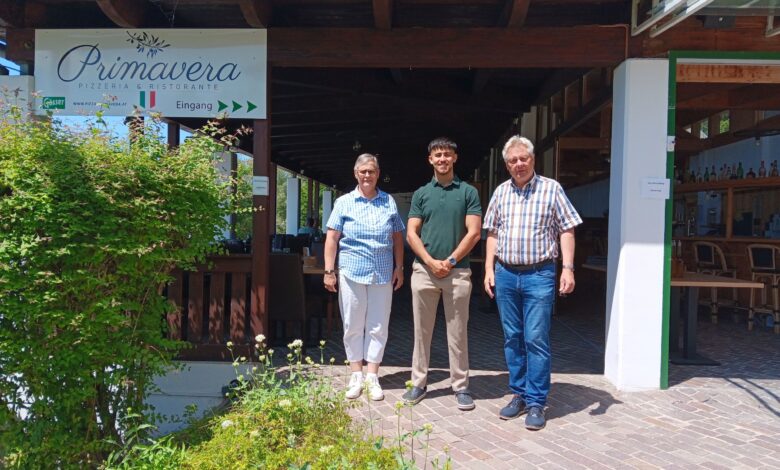 Vizebürgermeisterin Irmgard Hartlieb, Marcel Schwarz und Bürgermeister DI Leopold Astner.