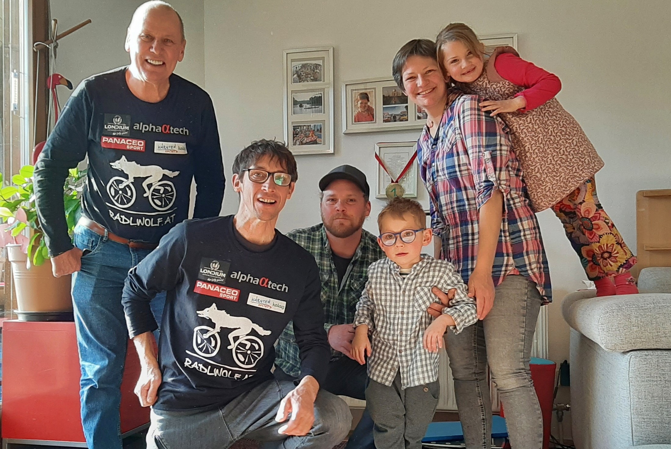 v.l. Radlwolf, Michi Kurz, Papa Bernhard, Felix, Mama Raphaela und Schwester Paula; © Michi Kurz