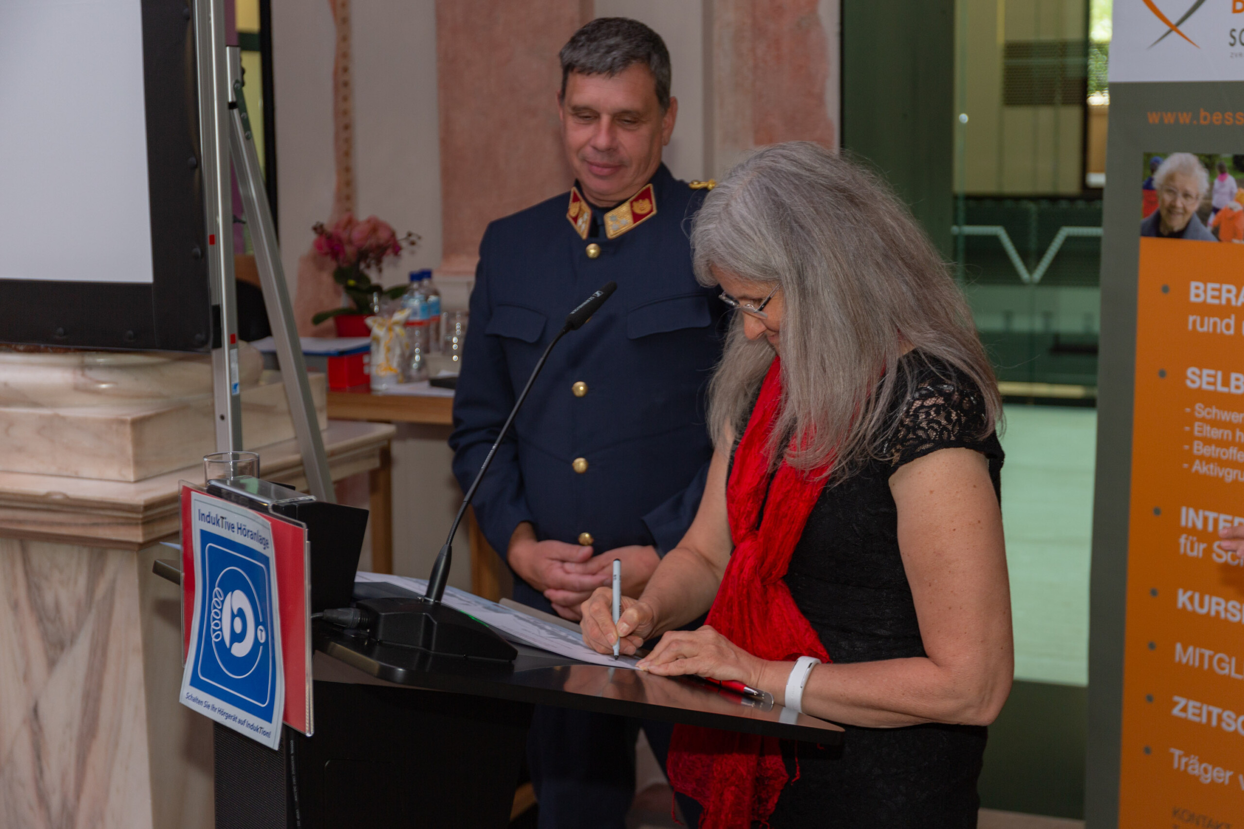 Mag. Brigitte Slamanig beim Unterzeichnen der Sicherheitspartnerschaft © LPD Kärnten