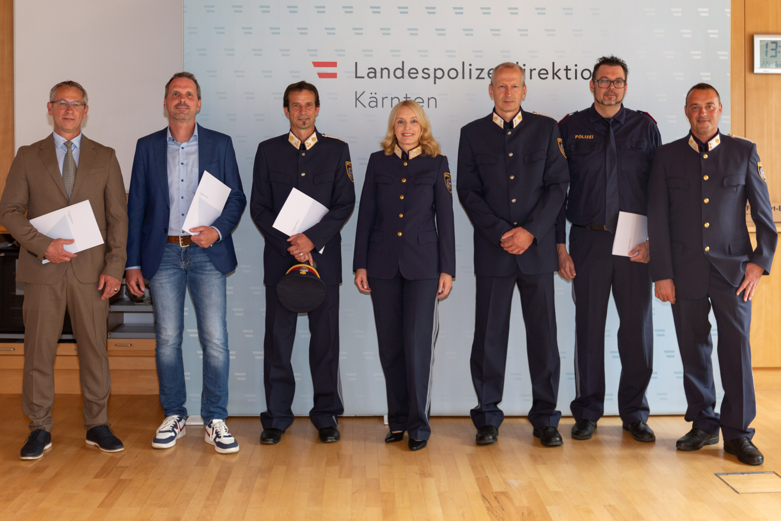 Neue Dienstführende: Thomas Joham, Bernd Wastian, Michael Krumpl, Landespolizeidirektorin Michaela Kohlweiß, Robert Hinterlaßnig, Markus Kalsberger, Michael Müller © Polizei Kärnten/Dexl