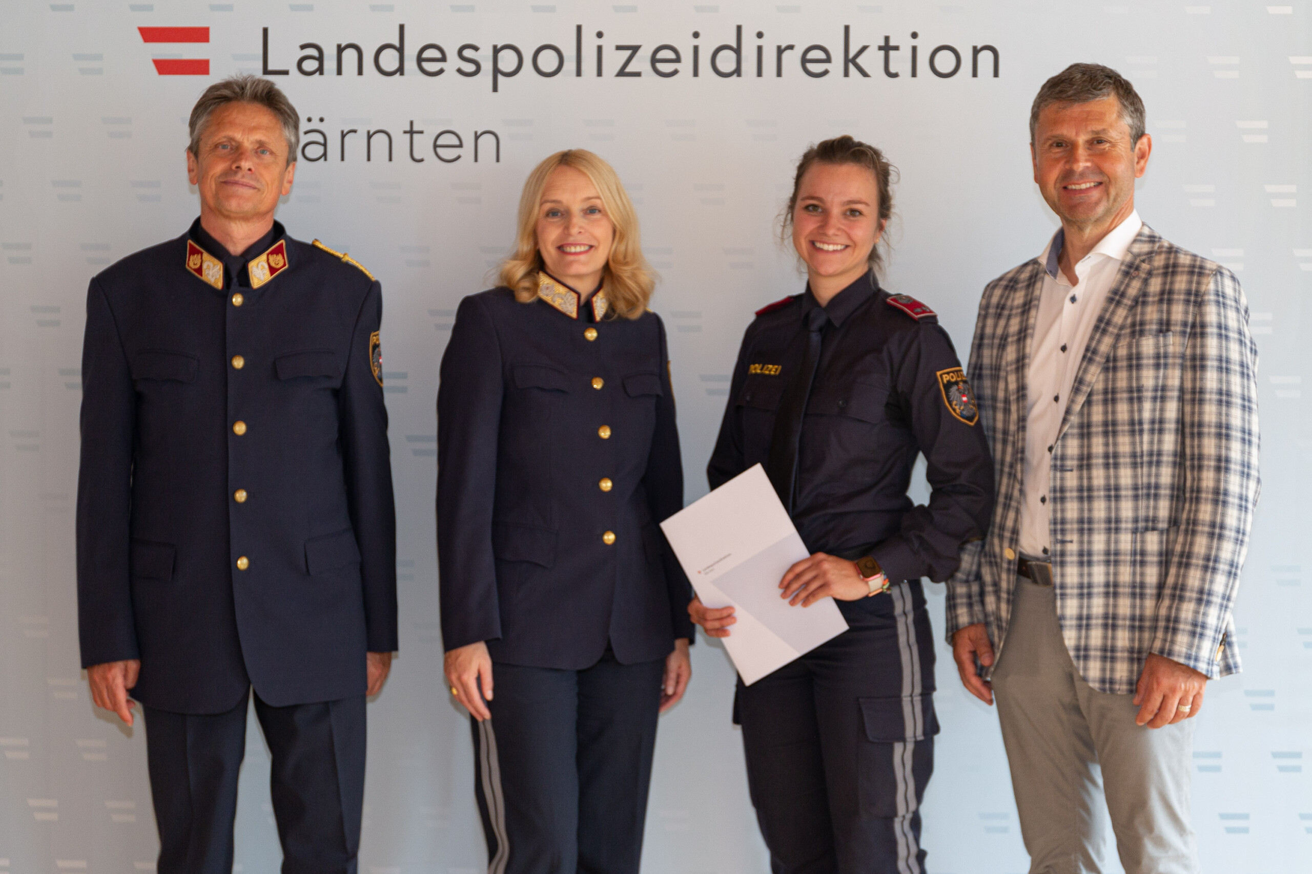 Belobende Anerkennung: Leiter der Fremden- und Grenzpolizeilichen Abteilung Hofrat Armin Lukmann, Landespolizeidirektorin Michaela Kohlweiß, Gabriella Goldberger, interim. Kdt-Stv des BPK Feldkirchen Oberstleutnant Herwig Zimmermann © Polizei Kärnten/Dexl