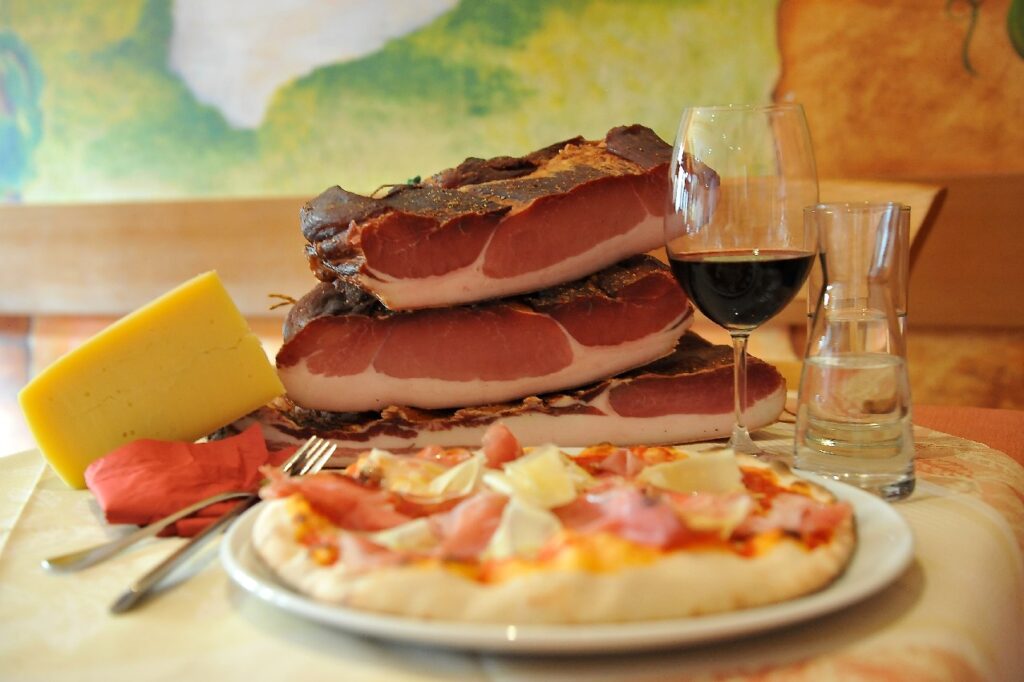 Pizzaspezialitäten serviert in der Pizzeria Vinissimo. Im Bild: Pizza mit original Gailtaler Speck, Foto: Lanmedia