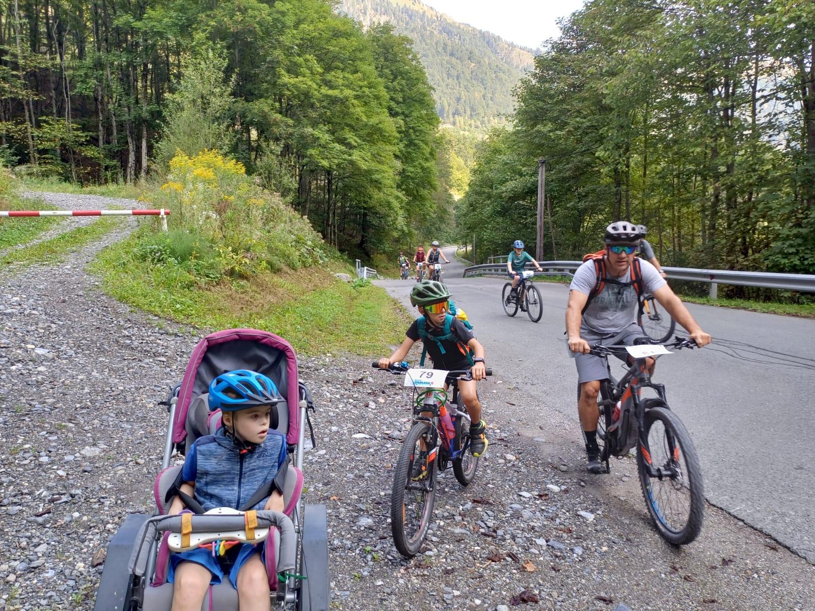 Die Radler bei der Auffahrt zur Unteren Valentinalm; Foto: © Birgit Hofer