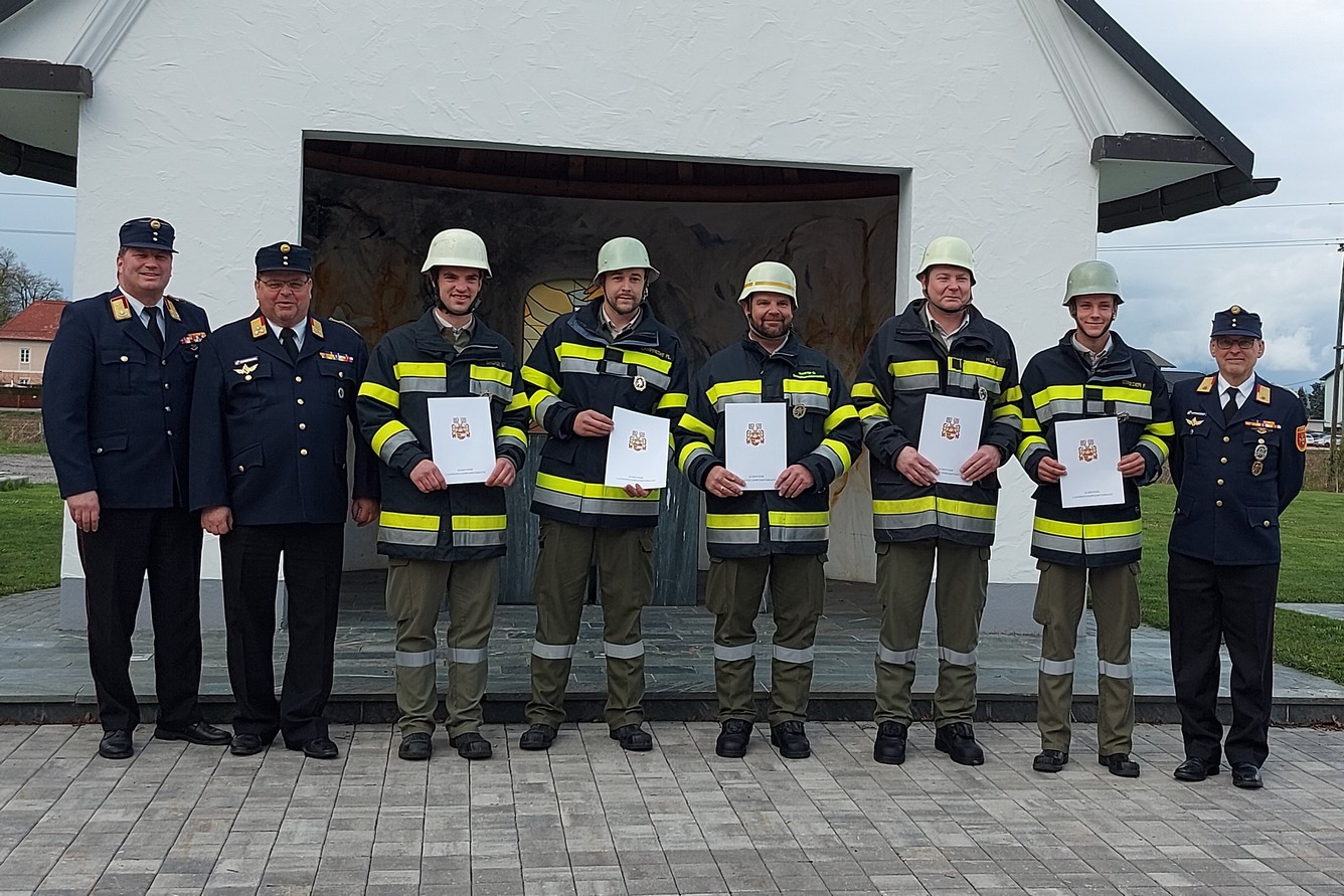 v.l.: LFS-Leiter Klaus Tschabuschnig, BFK Herbert Zimmermann, Stefan Bacher, Florian Lamprecht, Günther Martin, Heimo Pflügl, Fabian Strieder und AFK Robert Koppensteiner © BFKdo Hermagor