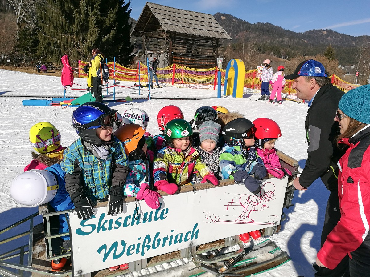 Bernhard liebt seine Arbeit und hat immer viel Spaß mit den Kindern