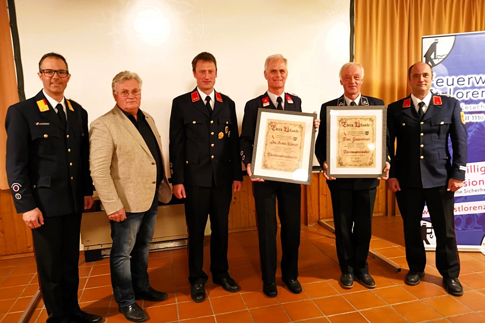 Verleihung der Ehrendienstgrade: v.l.: Kdt. Gerd Guggenberger, Bgm. Johann Windbichler, GFK-Stv. Johann Huber, Ing. Armin Wurzer, Franz Guggenberger und Kdt.-Stv. Thomas Guggenberger© FF St. Lorenzen/Lesachtal, Andreas Lutche (Mannschaftsfoto)