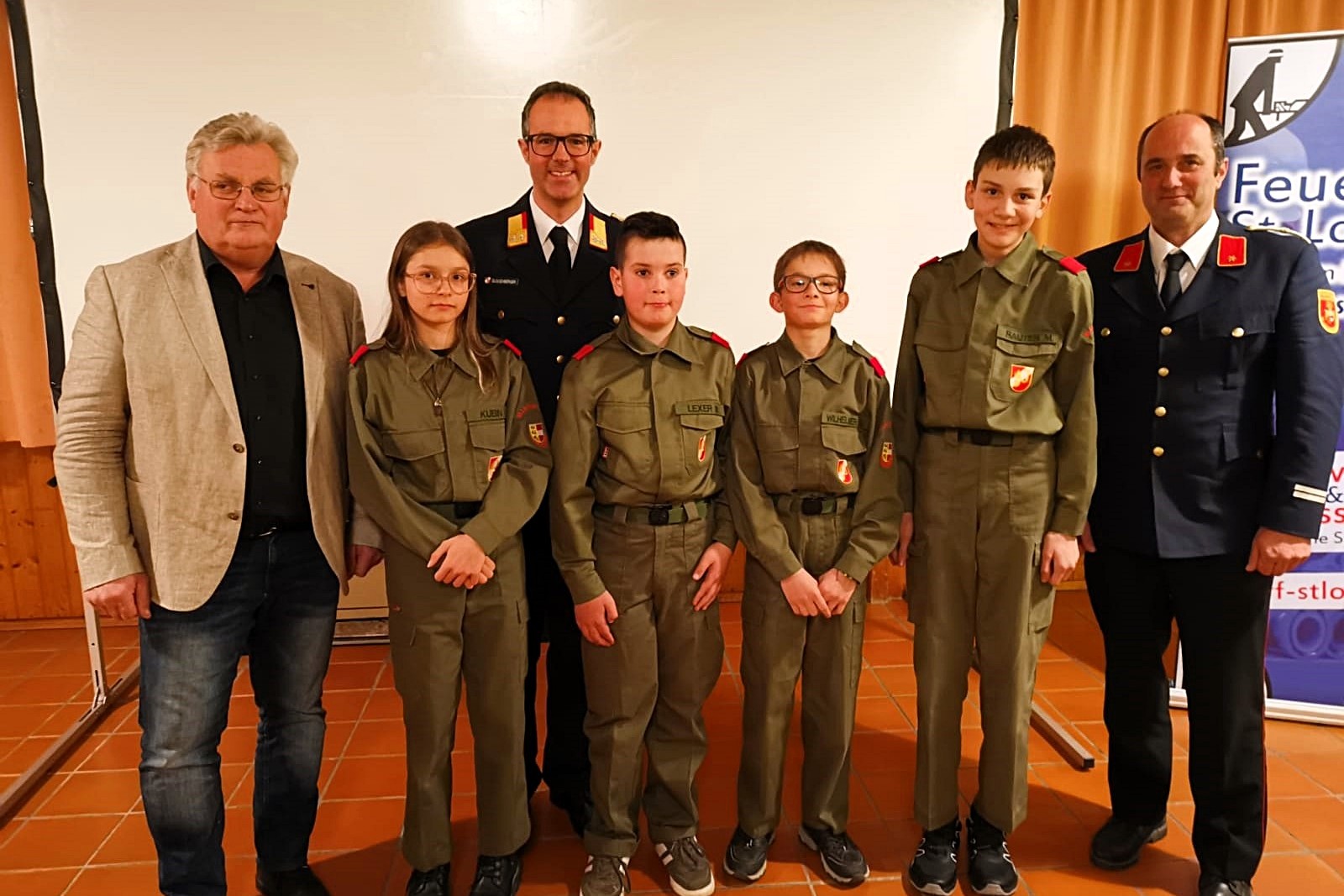Angelobung der Feuerwehrjugendmitglieder: v.l.: Bgm. Johann Windbichler, Carmen Kubin, Kdt. Gerd Guggenberger, Marlon Lexer, Sebastian Wilhelmer, Marcel Rauter und Kdt.-Stv. Thomas Guggenberger© FF St. Lorenzen/Lesachtal, Andreas Lutche (Mannschaftsfoto)