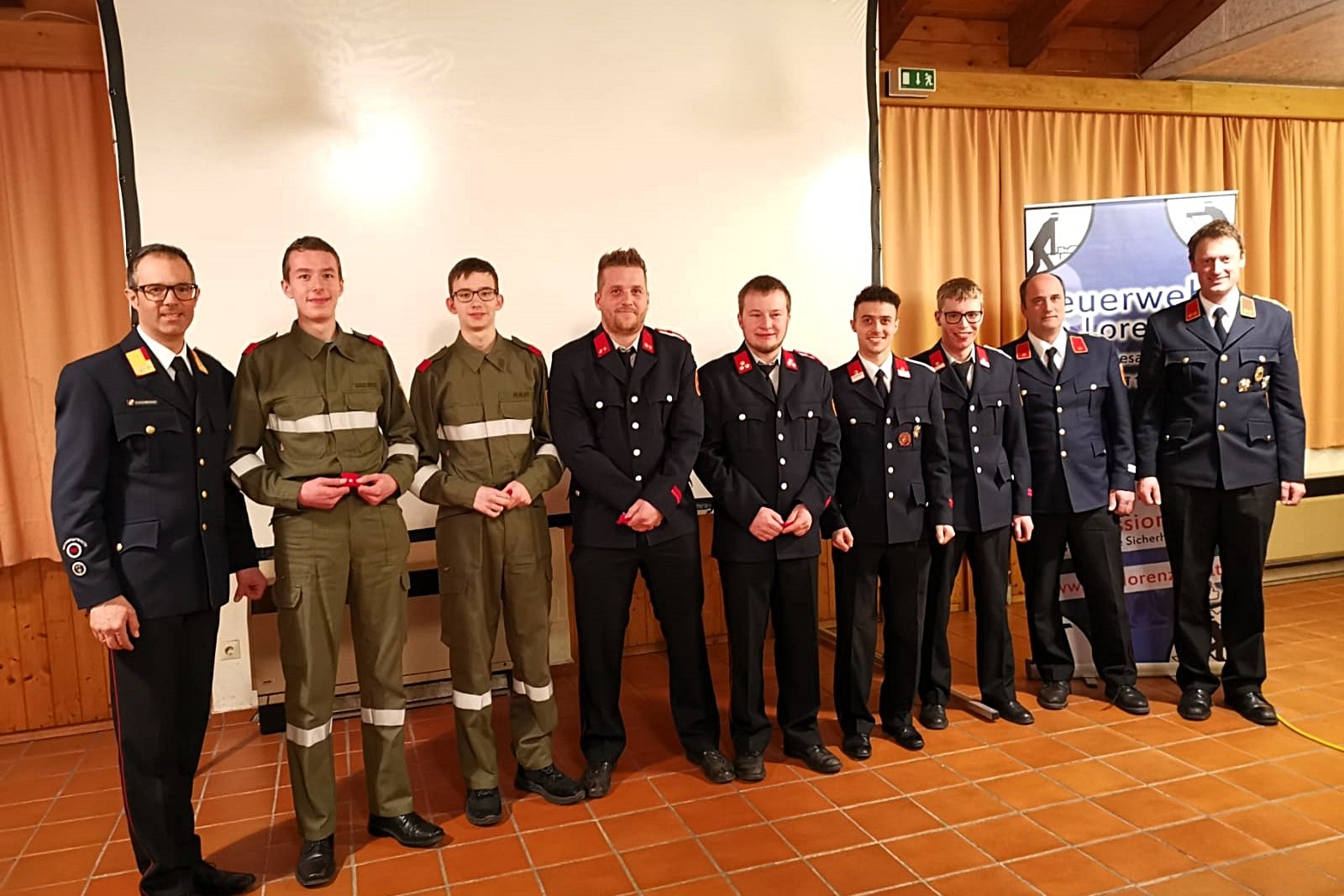 Beförderungen: v.l.: Kdt. Gerd Guggenberger, Samuel Guggenberger, Michael Wilhelmer, David Obernosterer, Christian Kircher, Zugs-Kdt. Marco Seiwald, Gr-Kdt. Markus Hackl, Kdt.-Stv. Thomas Guggenberger und GFK-Stv. Johann Huber© FF St. Lorenzen/Lesachtal, Andreas Lutche (Mannschaftsfoto)