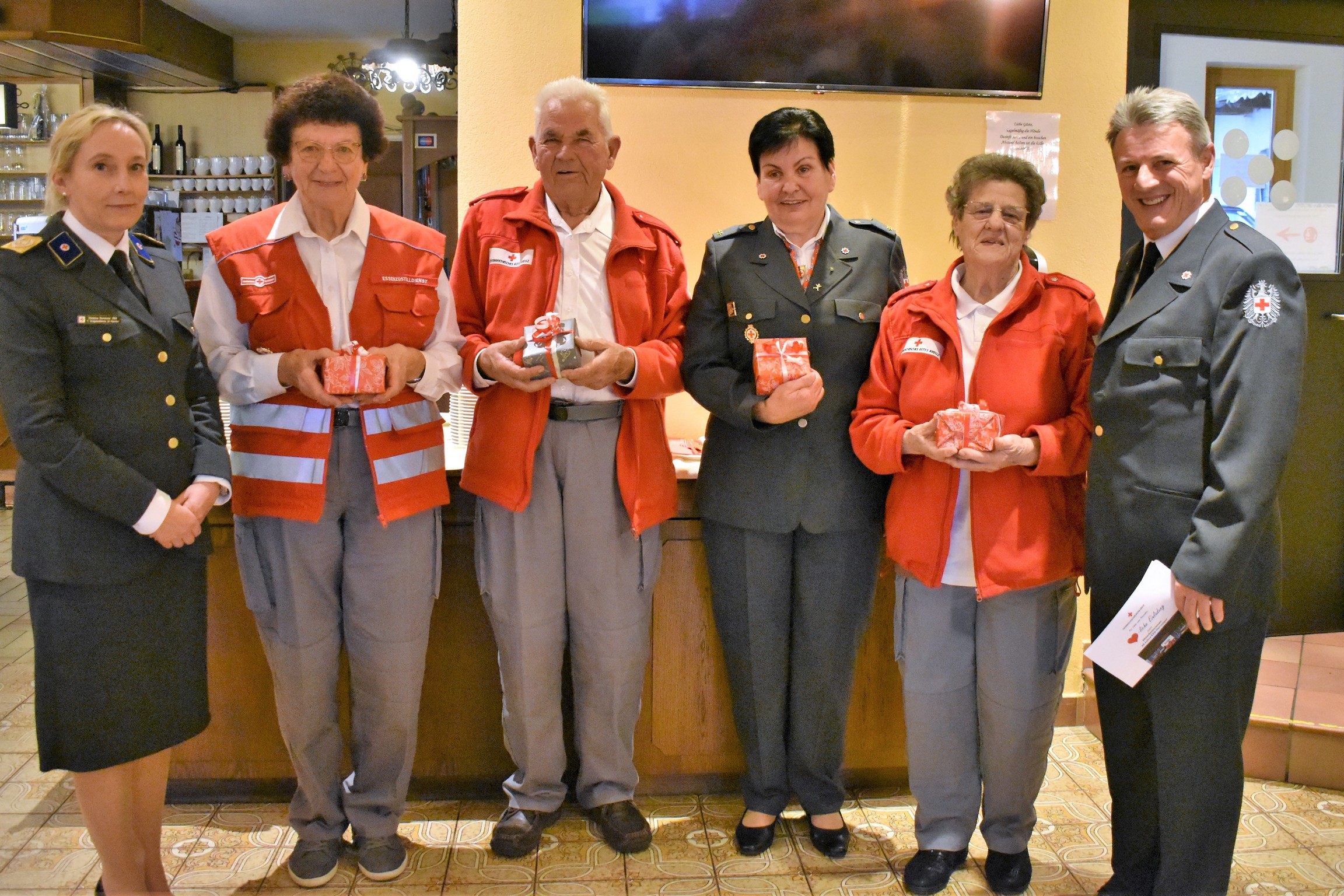 Mitarbeiter des Essenszustelldienstes seit 30 Jahren v.li.n.re. Landesvizepräsidentin Christina Summerer, Regina und Franz Berchtold, Maria Rauscher, Erika Buchacher und Bezirkstellenleiter Stellv. Dr. Klemens Fheodoroff