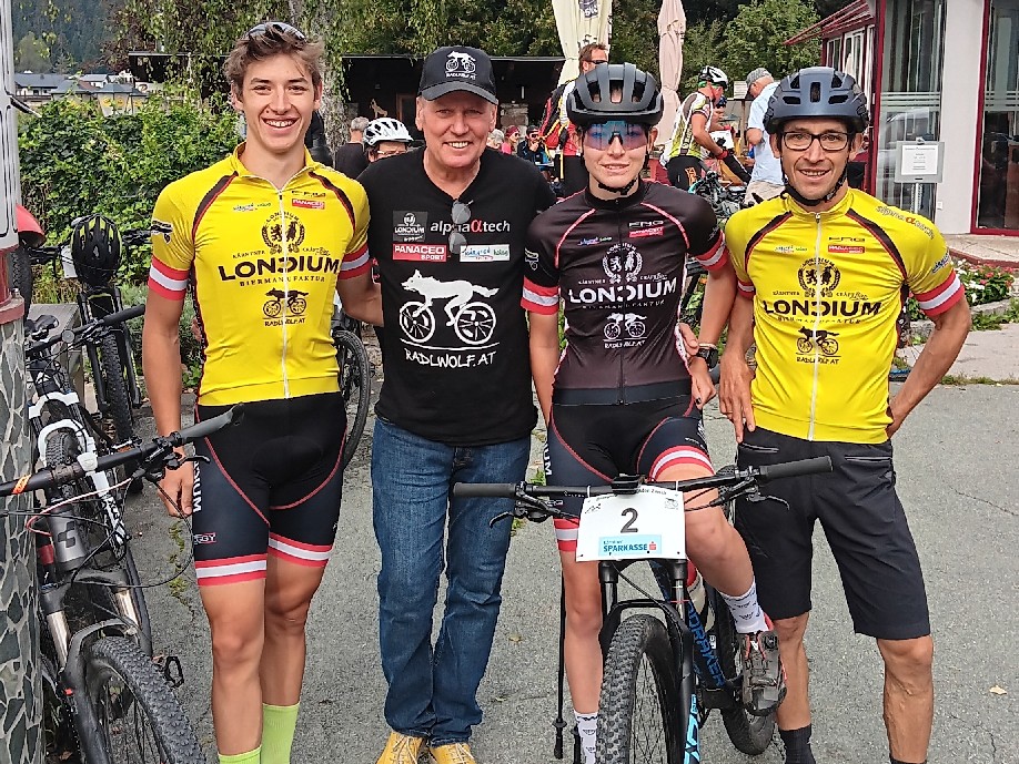 Radlwolf und Michi Kurz mit den Kindern von Michi, li. Nils und 3.v.li. die frisch gebackene österreichische Meisterin im Schibergsteigen Nele Kurz © Radlwolf