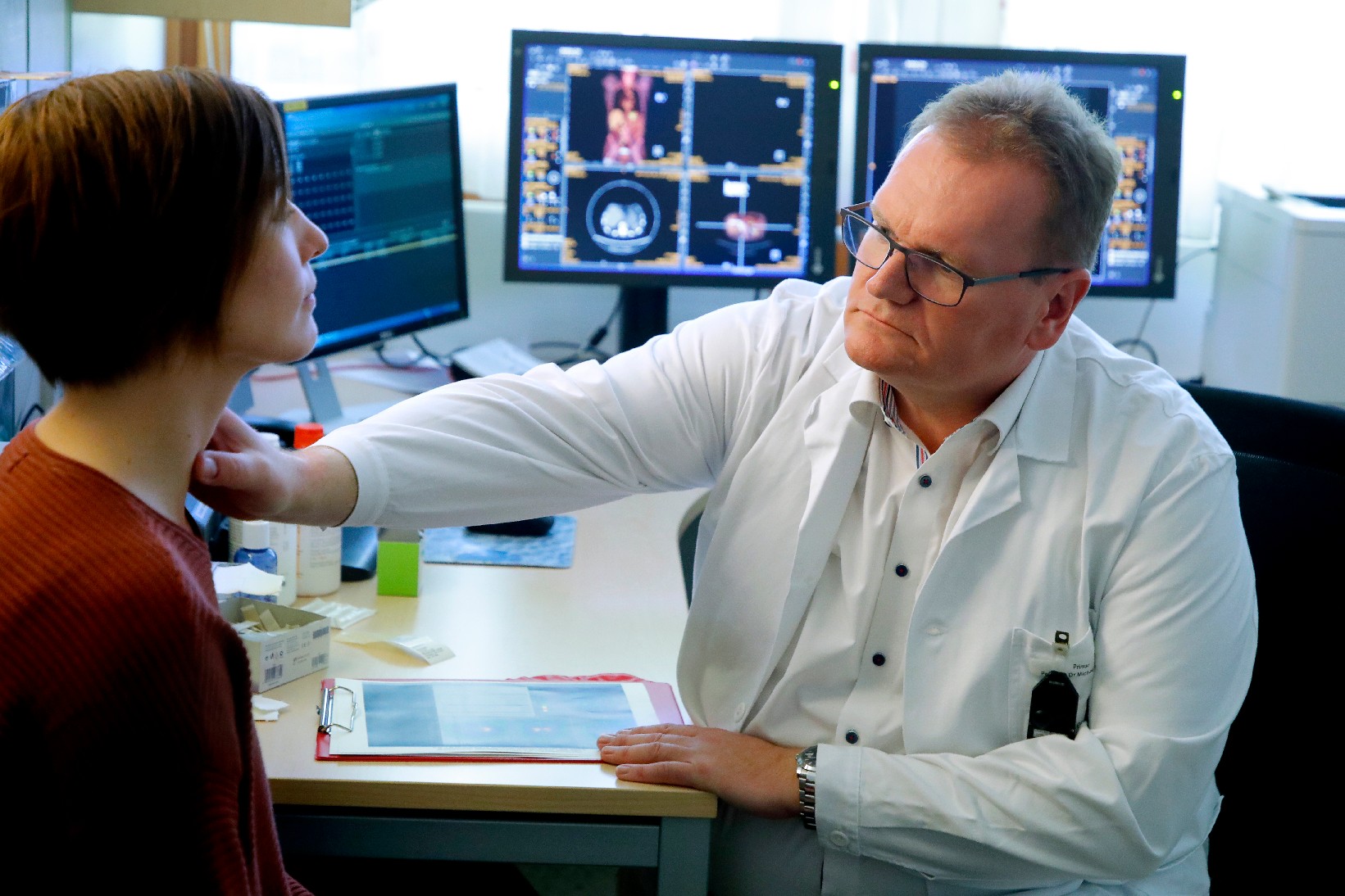 Prim. Univ.-Prof. Mag. Dr. Michael Gabriel im Schilddrüsenzentrum © Krebshilfe OÖ