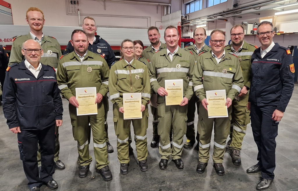 Die 10 Teilnehmer:innen aus dem Bezirk Hermagor mit AFK Robert Koppensteiner (l.) und BFK-Stv. Gerd Guggenberger (r.) © BFKdo SP / HE