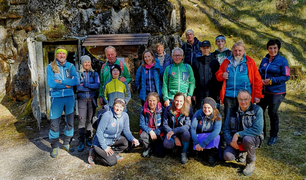 Die Gruppe vor dem Einstieg in den Bunker des Kugelberges © Erich Glantschnig