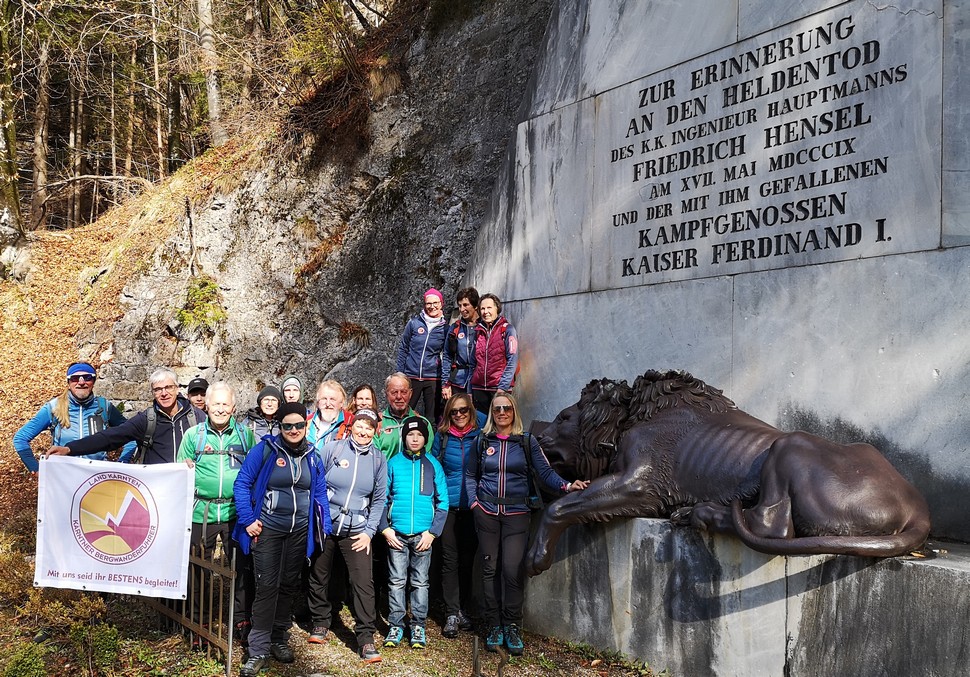 Vor dem Hauptmann-Hensel-Denkmal in Malborghetto © Erich Glantschnig