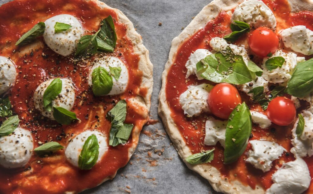 Pizzaspezialitäten serviert in der Pizzeria Vinissimo, Foto: Creativomedia/A. Santner