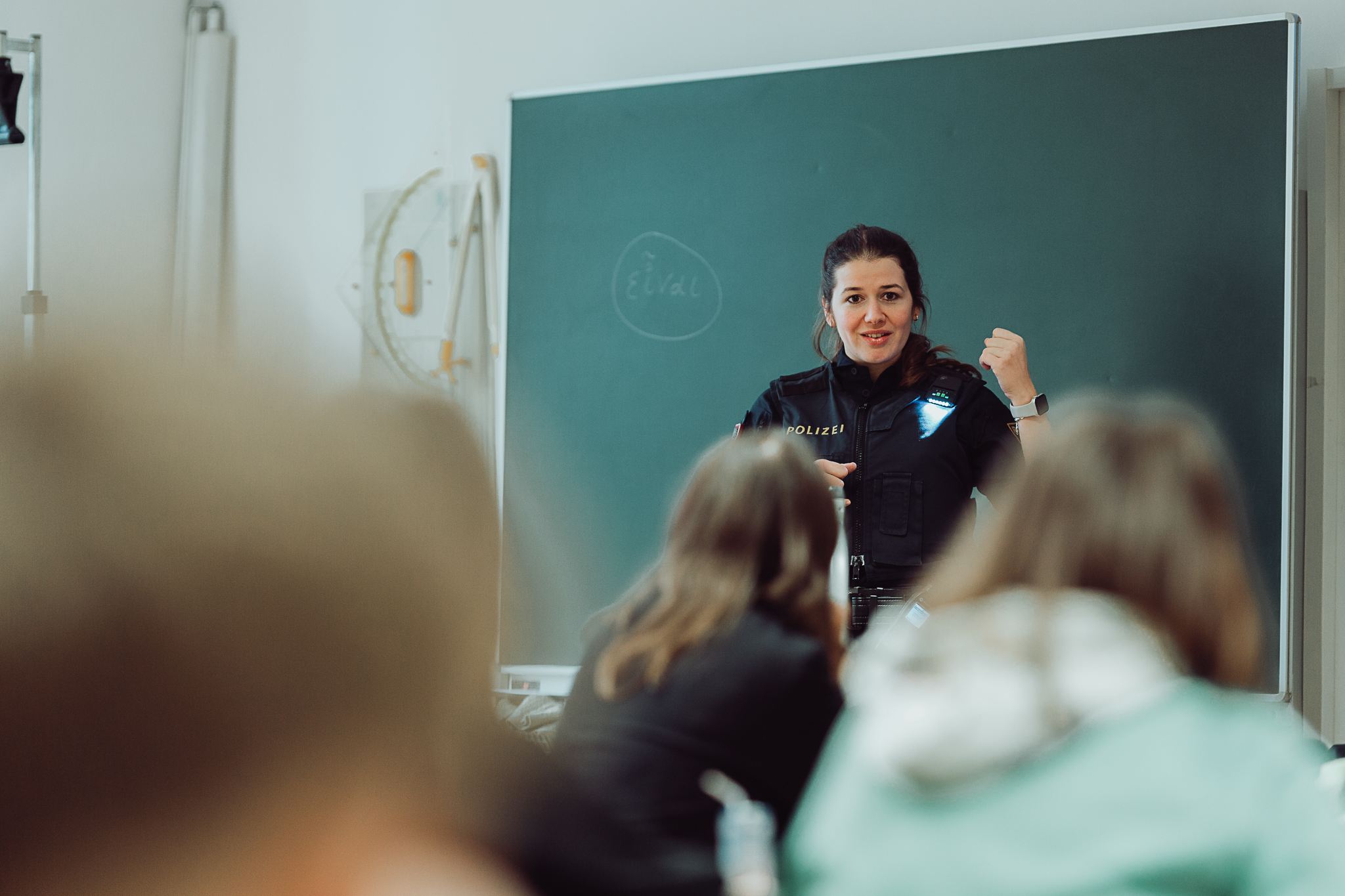 © LPD Stmk-Martinelli, Bild 02: Jessica Schartner bei einem Info-Vortrag in einem Gymnasium