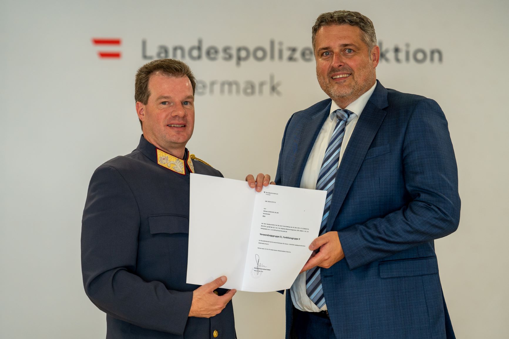Brigadier Lohnegger erhält von Landespolizeidirektor Ortner das Ernennungsdekret © LPD/Huber