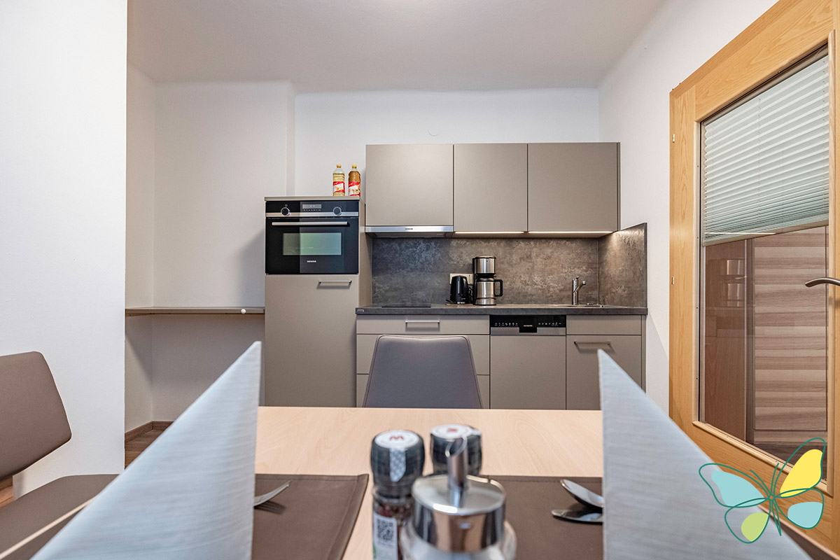Hier ist an alles gedacht: Küche mit Alltags-Vollausstattung © nawu naturwunder apartments