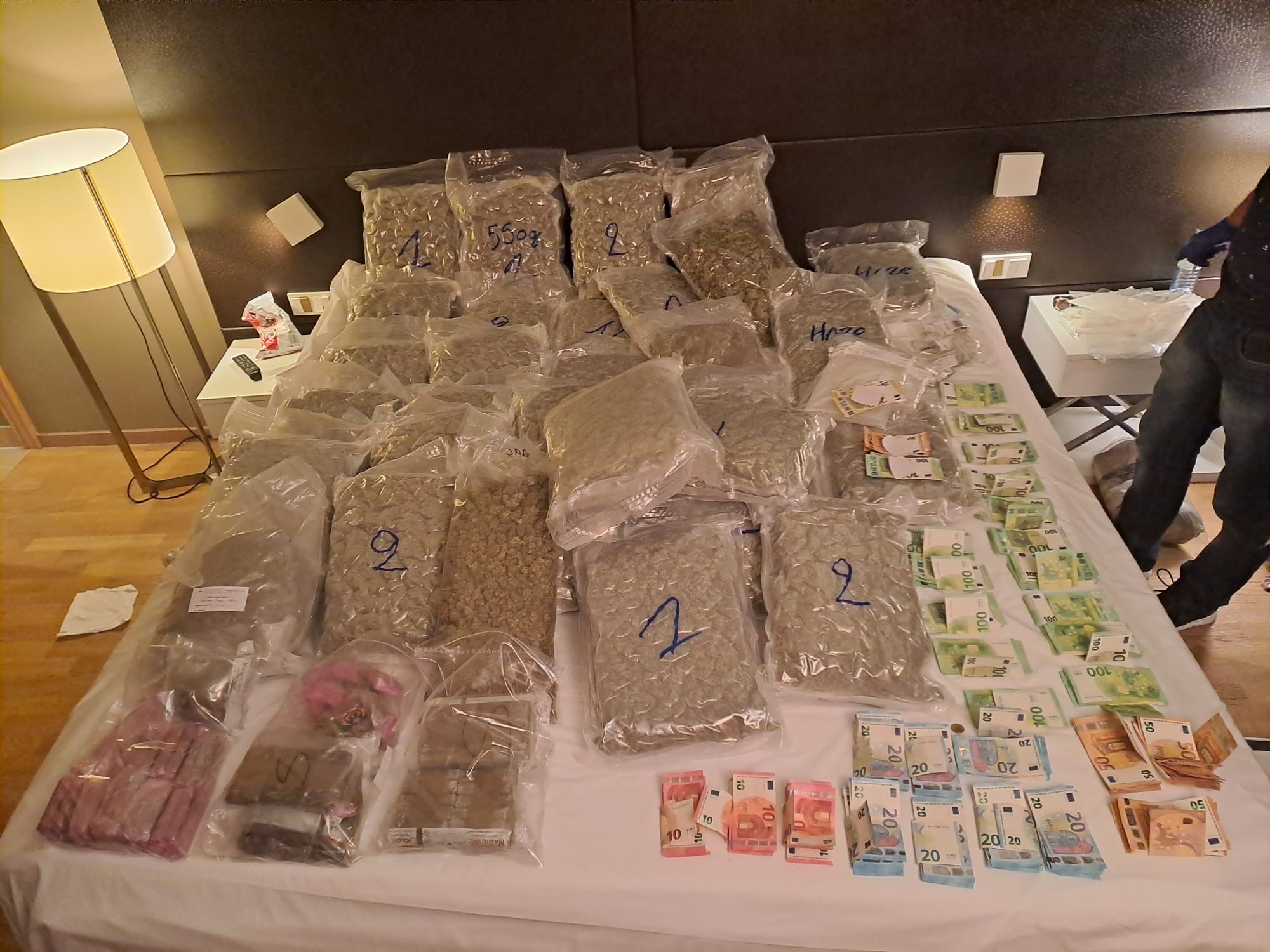 Sichergestelltes Suchtmittel und Bargeld © LPD Stmk