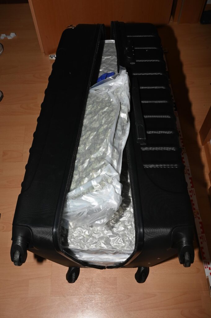 Zum Teil in Reisekoffern sichergestelltes Suchtgift © LPD Stmk