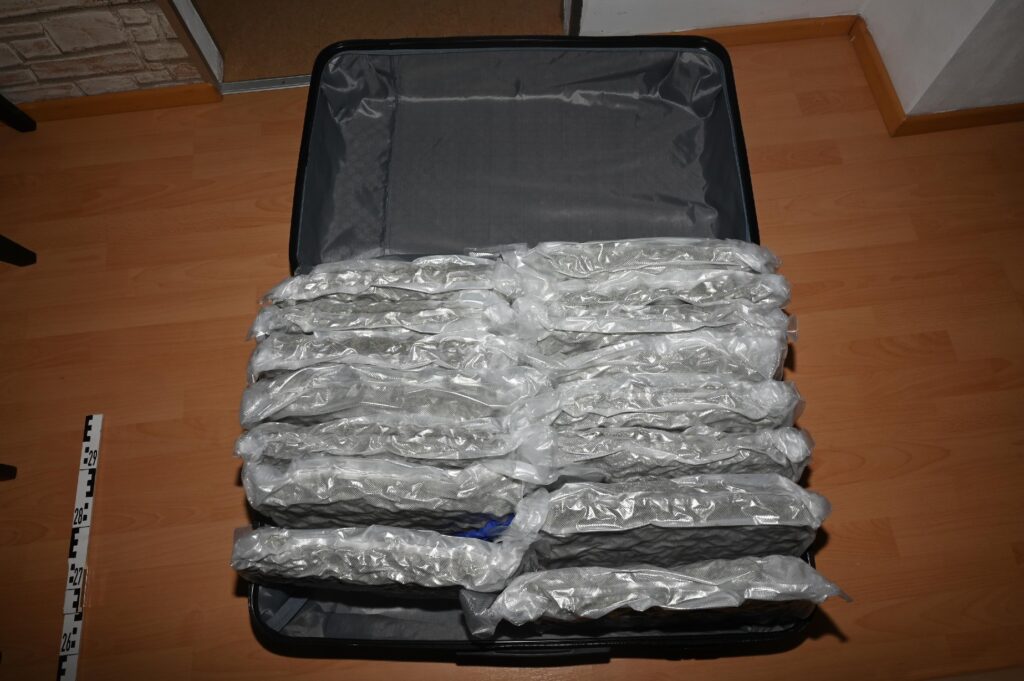 Zum Teil in Reisekoffern sichergestelltes Suchtgift © LPD Stmk