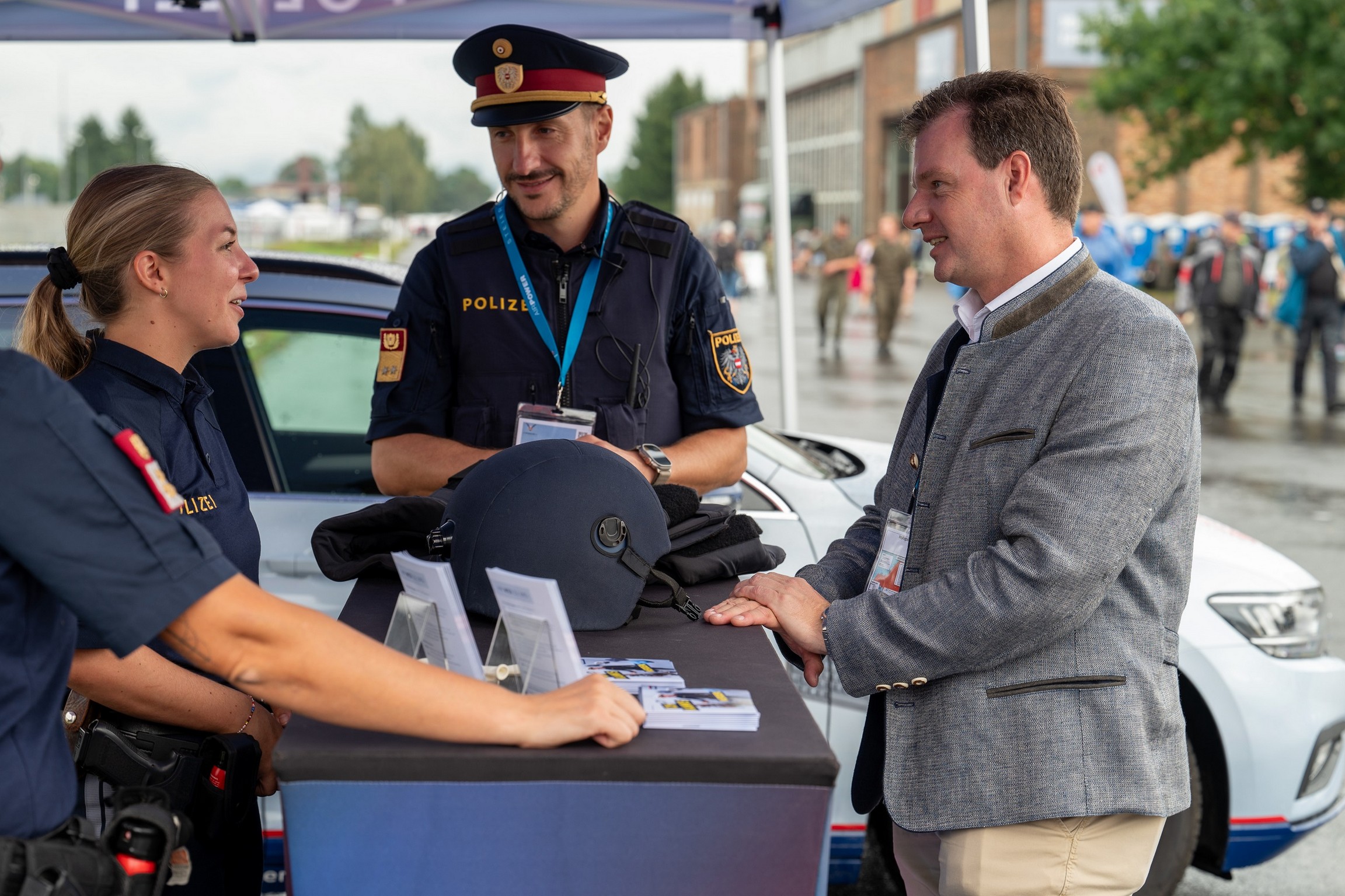 Landespolizeidirektor Gerald Ortner im Gespräch mit Einsatzkräften © LPD Stmk