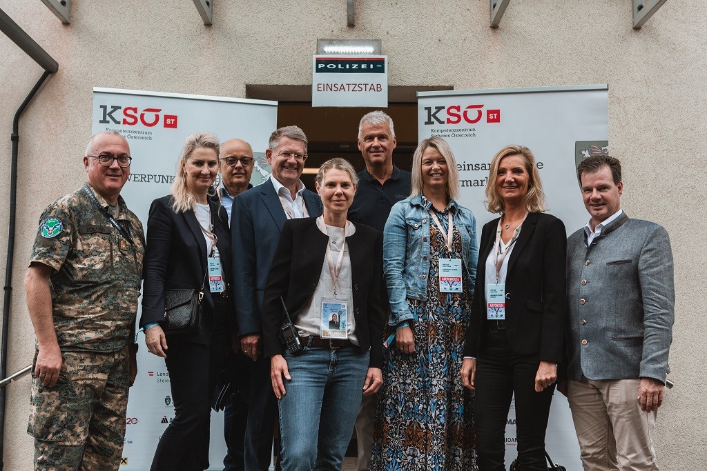 Gruppenfoto der KSÖ-Abordnung mit Landespolizeidirektor Ortner und Militärkommandant Zöllner © LPD Stmk
