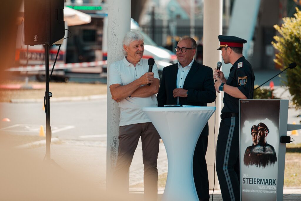 „Team04“ – die früheren Polizei-Führungskräfte Markus Ferschli und Josef Reich im Gespräch mit Moderator Markus Lamb © LPD Stmk/Martinelli