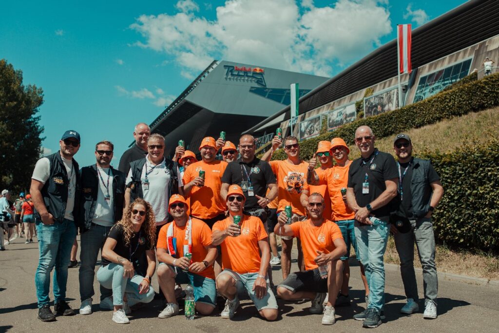 Polizisten aus der Steiermark und den Niederlanden im Austausch mit Fans © LPD Stmk