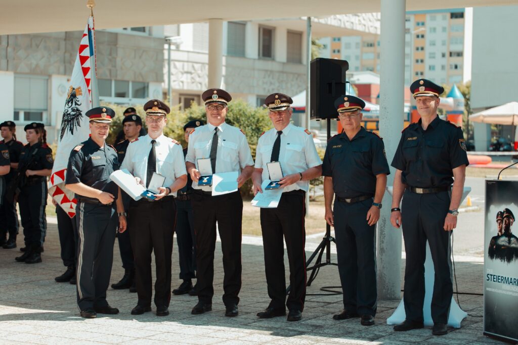 Ehrung von Vertretern der Feuerwehr; v.l.n.r.: Ortner, Meier, Grangl, Leichtfried, Gaisch, Richter © LPD Stmk/Martinelli
