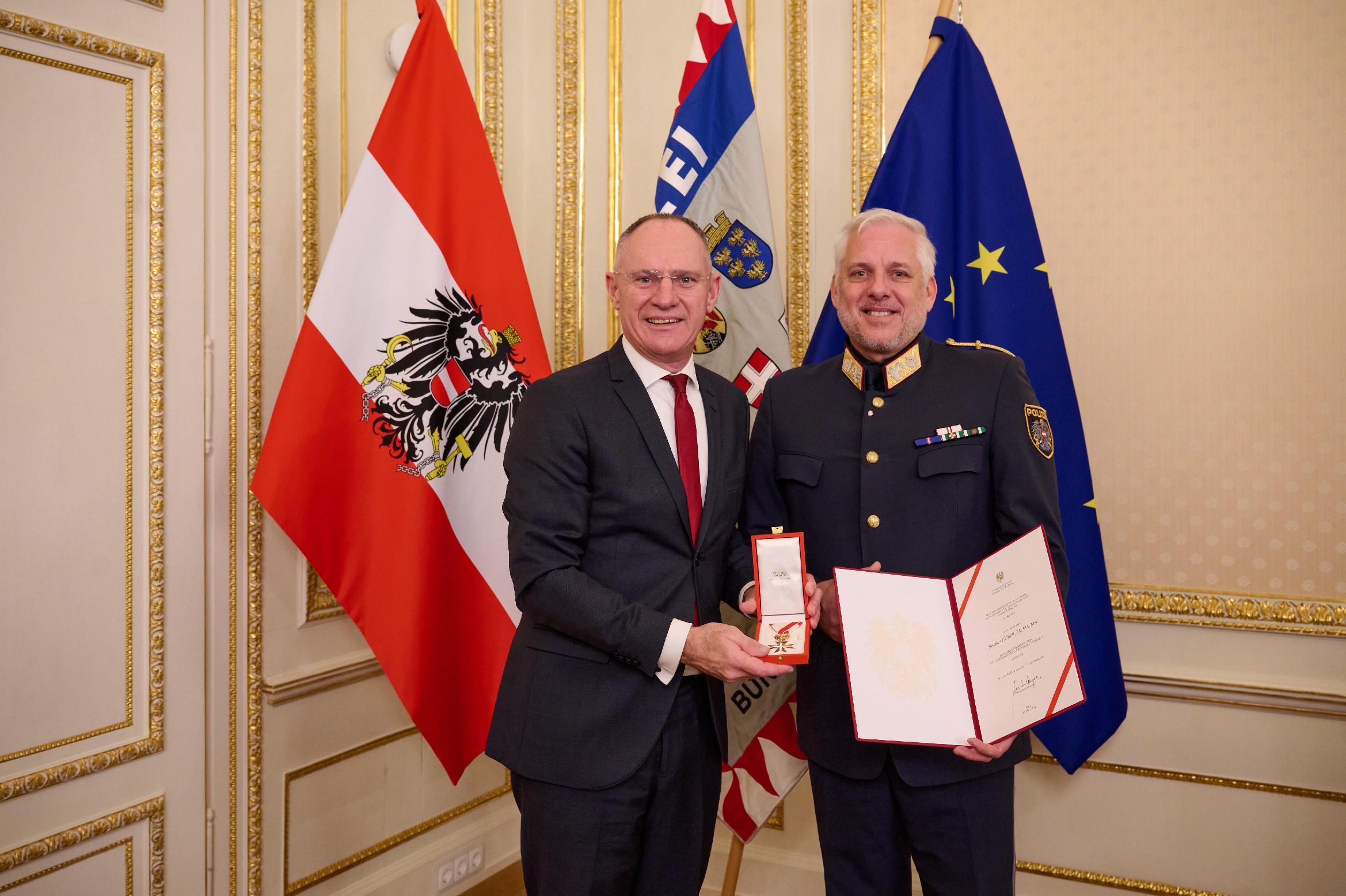 Übergabe des Ehrenzeichens an GenMjr Huber © BMI/Schober