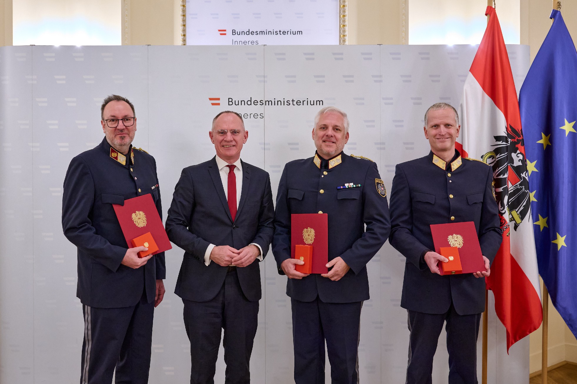 Die Geehrten mit Bundesminister Karner © BMI/Schober