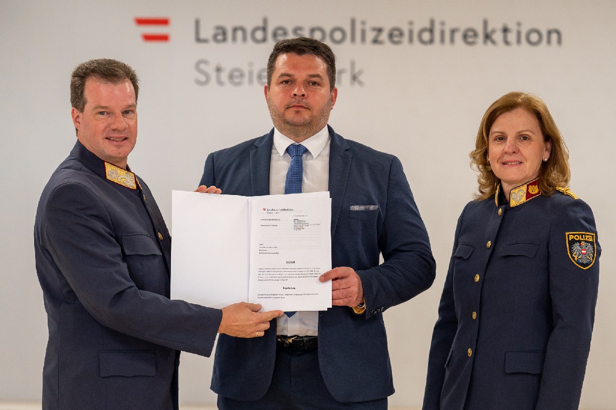 Kuntner: Landespolizeidirektor Gerald Ortner, Oberstleutnant Christian Kuntner, HRin Mag.a Ursula Auer, BA ©LPD Stmk/Huber
