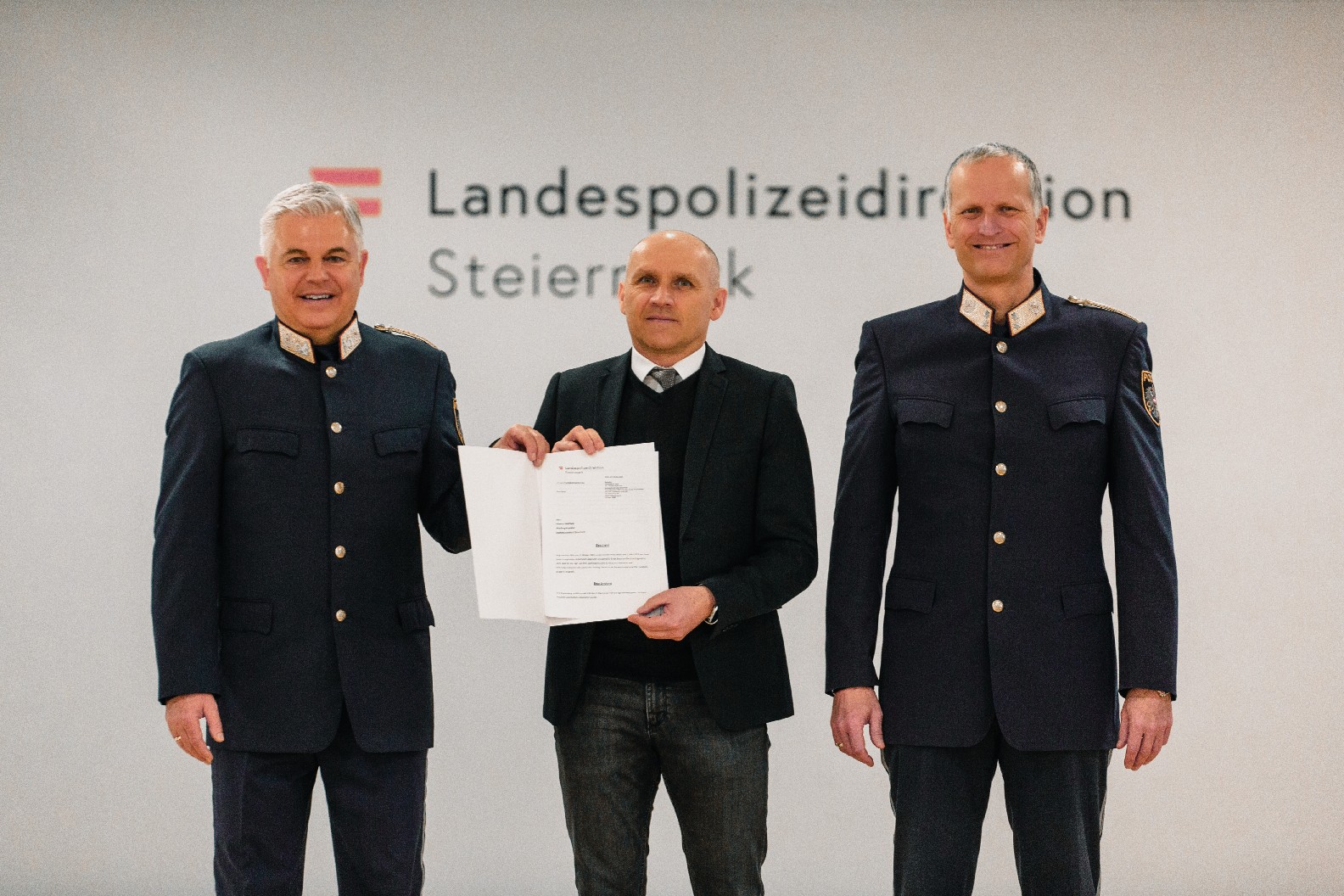 v.l.: Landespolizeidirektor-Stv. Hofrat Mag. Alexander Gaisch, Chefinspektor Reinhard Gartner und Generalmajor Helmut Richter – Leiter des Büros Organsiation, Strategie und Dienstvollzug © LPD Stmk/Martinelli