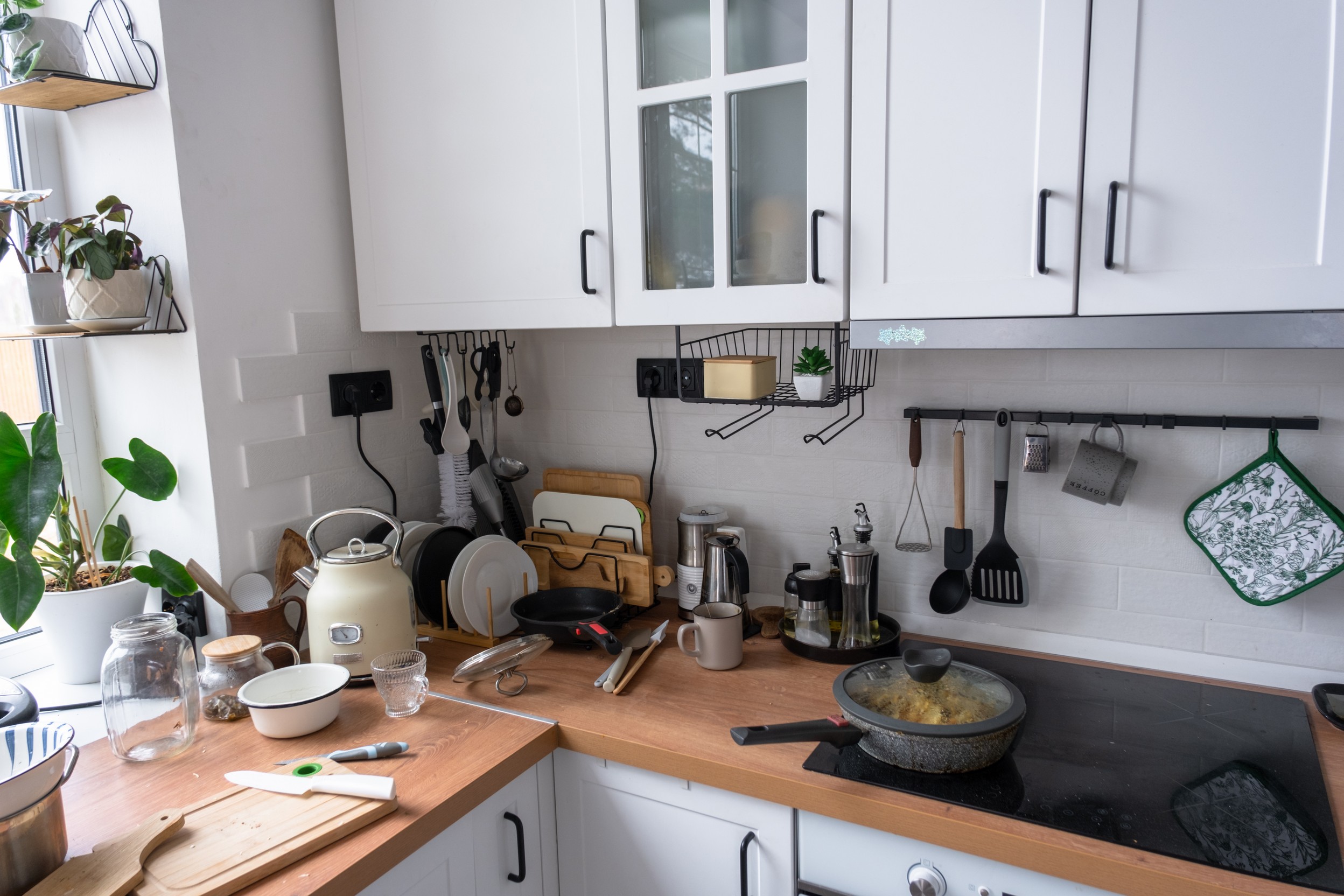 Ein einziges Chaos - wie lange hält die alte Arbeitsplatte das aus? © Envato Elements