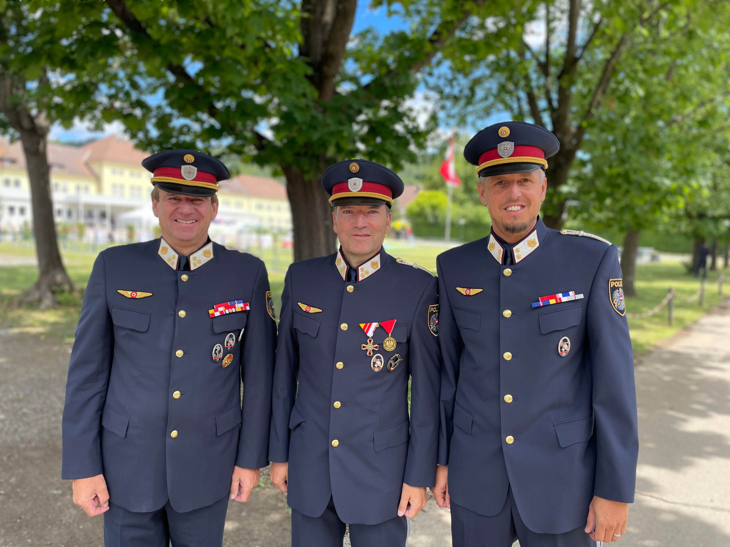 : Die geehrten Piloten der Flugeinsatzstelle Klagenfurt: Chefinspektor Ottmar Karner, Chefinspektor Josef Samonig und Kontrollinspektor Ing. Klaus Jäger© LPD-K